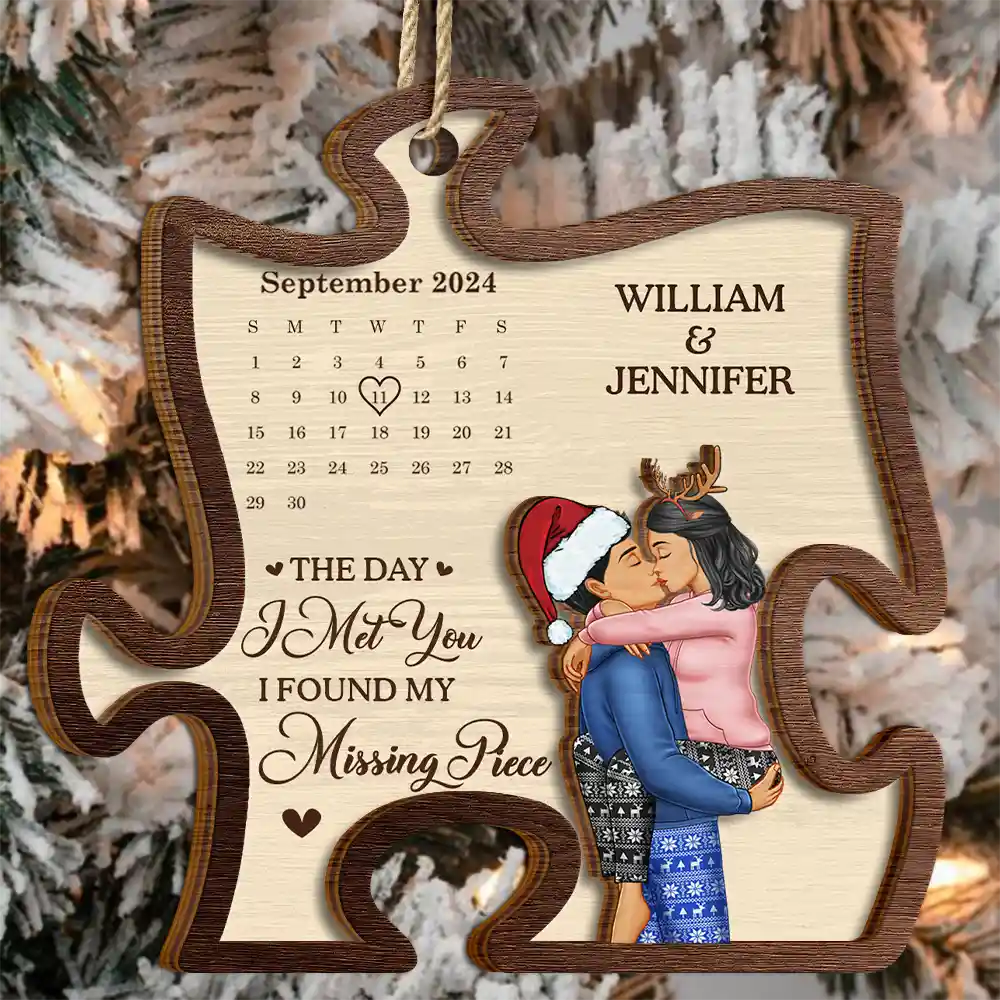 Calendar The Day I Found My Missing Piece Kissing Couple - Personalized 2-Layered Wooden Ornament - Image 3