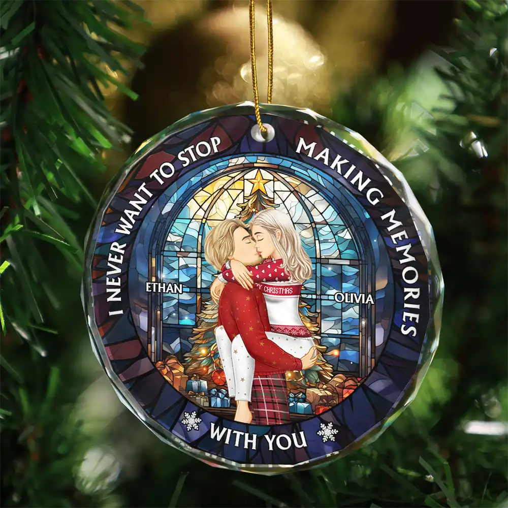Christmas Couple Kissing Stained Glass Making Memories - Personalized Circle Glass Ornament - Image 3