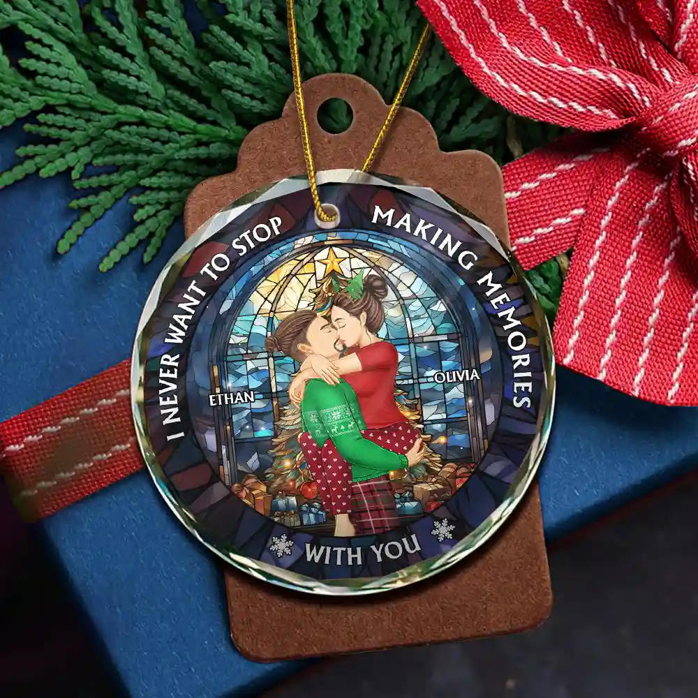 Christmas Couple Kissing Stained Glass Making Memories - Personalized Circle Glass Ornament - Image 5