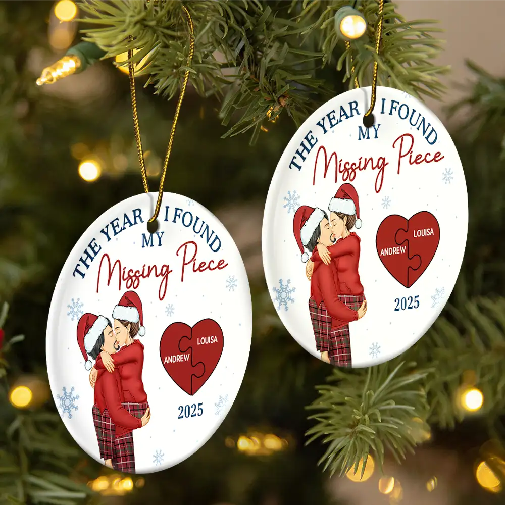 The Year I Found My Missing Piece Kissing Couple - Personalized Circle Ceramic Ornament - Image 2