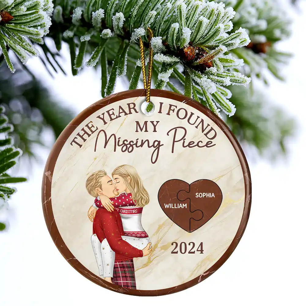 The Year I Found My Missing Piece Kissing Couples - Personalized Circle Ceramic Ornament - Image 4