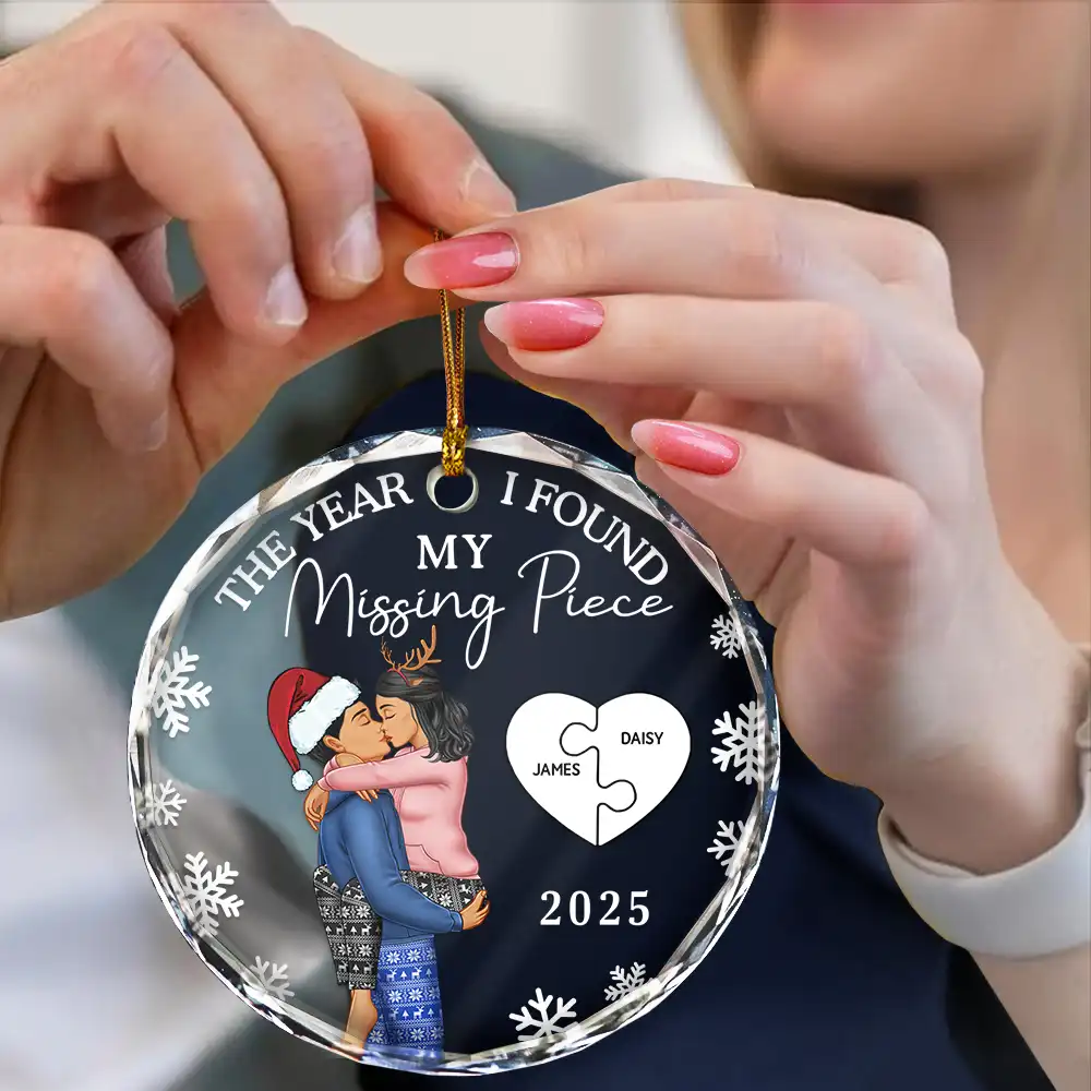 The Year I Found My Missing Piece Kissing Couples - Personalized Circle Glass Ornament - Image 4